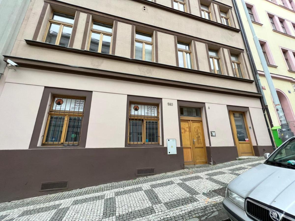 Central Studios Prag Exteriör bild